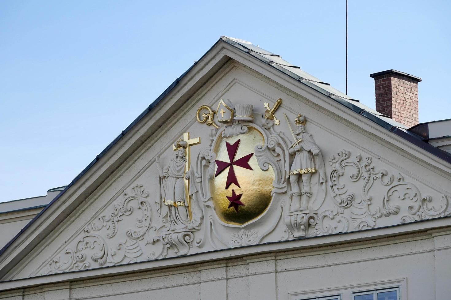 Praag, Tsjechisch republiek, 2014. rood kruis Aan de facade van de Charles brug museum in Praag foto