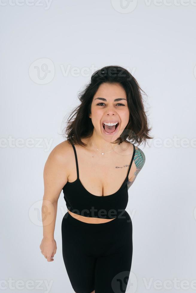 een gewoon jong vrouw Aan een wit achtergrond. bodypositive concept. foto