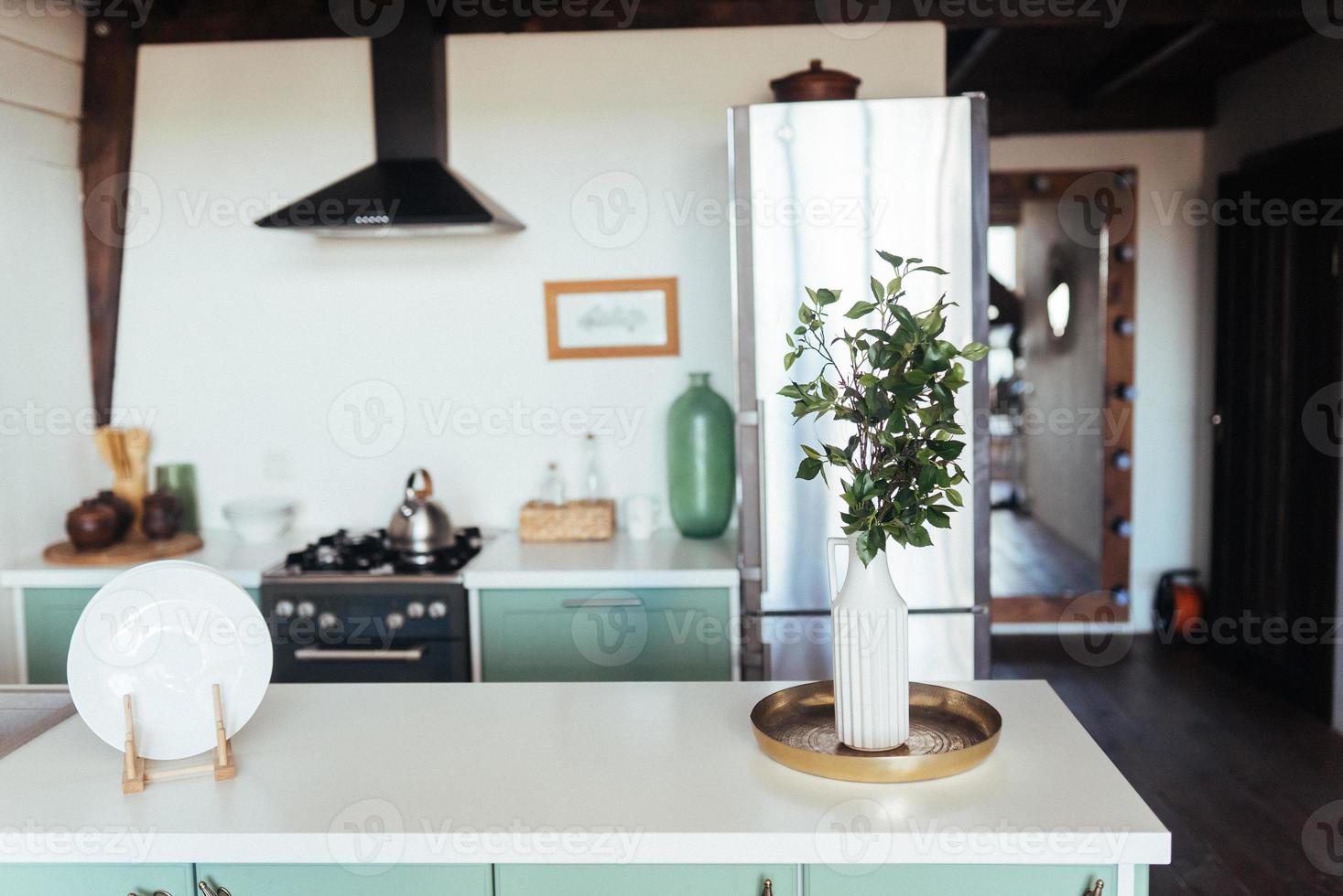 tafel bord en onscherp modern keuken achtergrond. foto