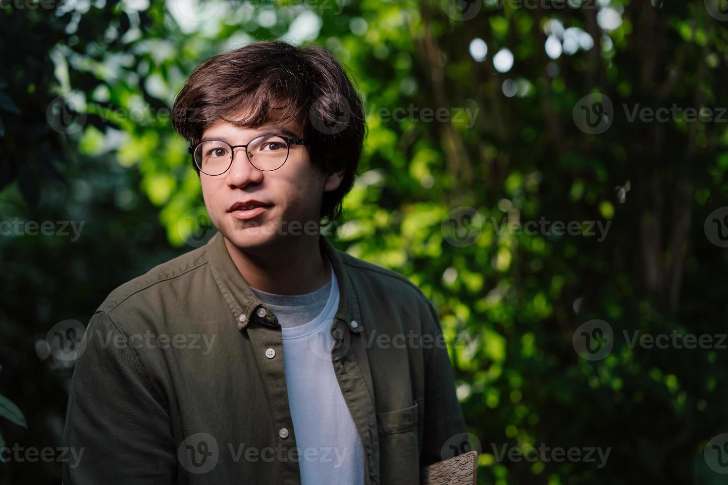 natuur bescherming en dieren in het wild behoud concept. mannetje wetenschapper op zoek Bij de camera foto