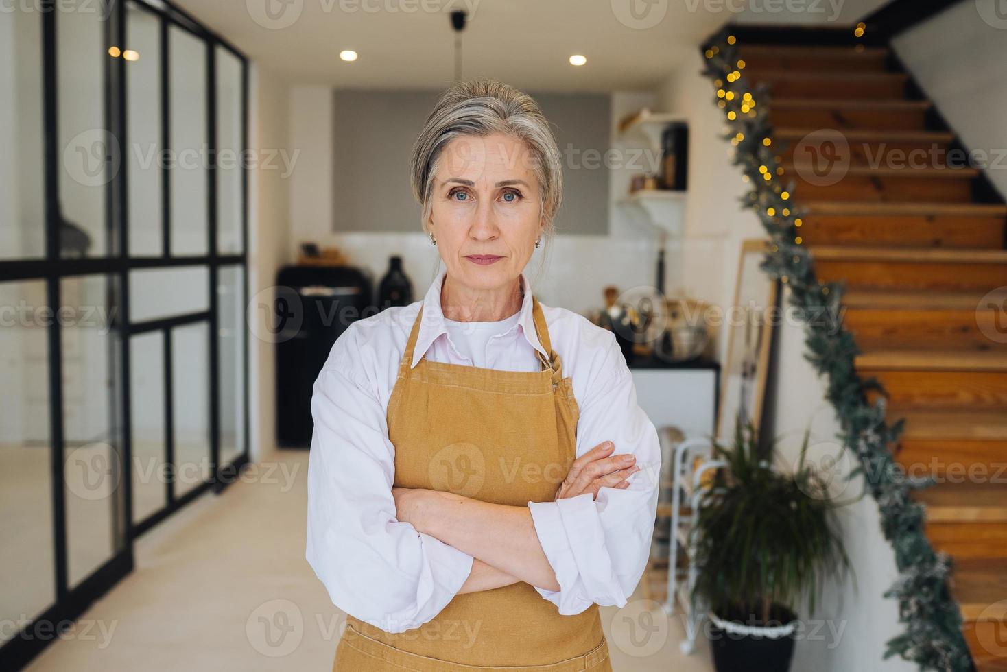 portret van streng oma staand in niet tevreden houding staren boos Bij camera foto