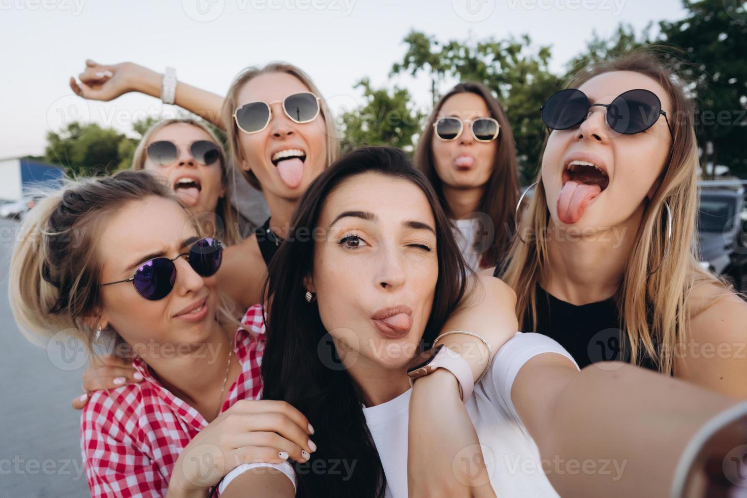 zes jong mooi meisjes op zoek Bij de camera en nemen een selfie foto