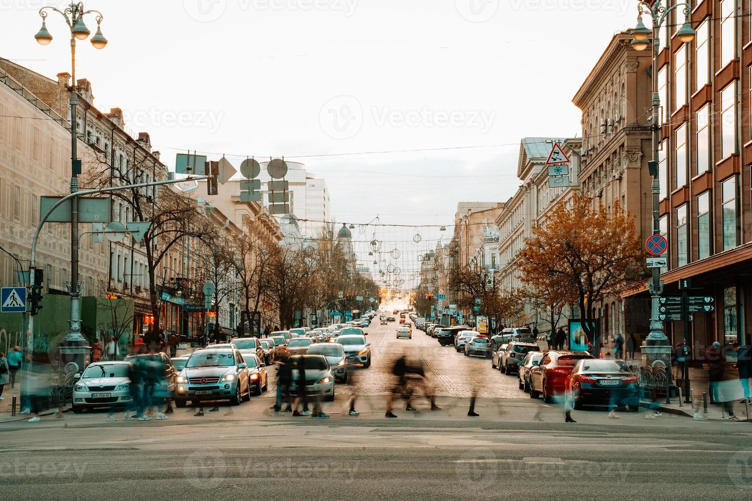 kiev, Oekraïne - april 14, 2019 nacht visie van de straten van kiev. stedelijk drukte. bogdan khmelnitsky straat foto