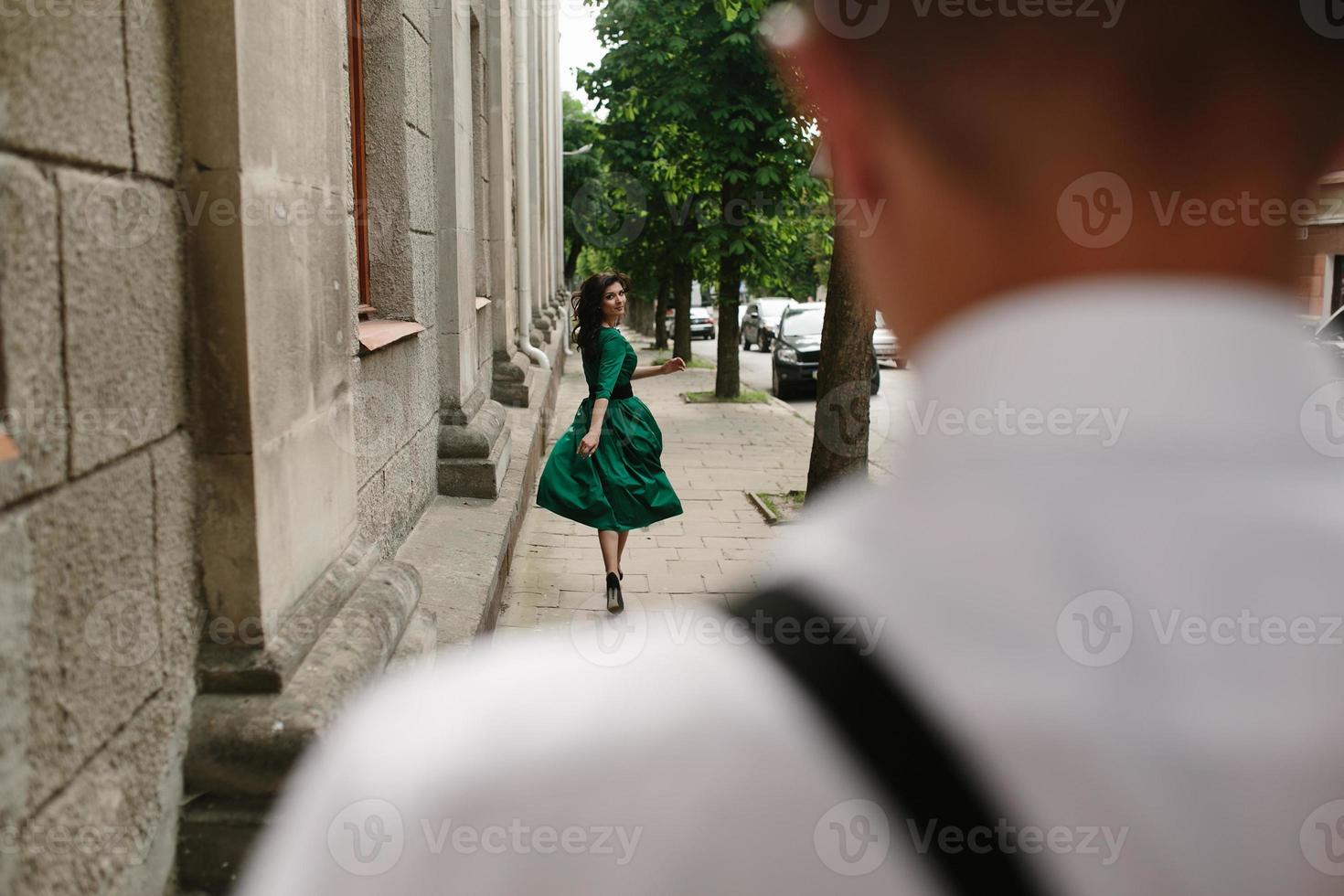 Europese mooi paar poseren Aan de straat foto