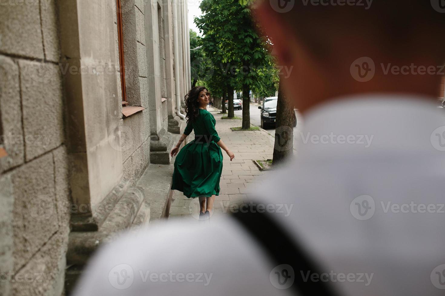 Europese mooi paar poseren Aan de straat foto