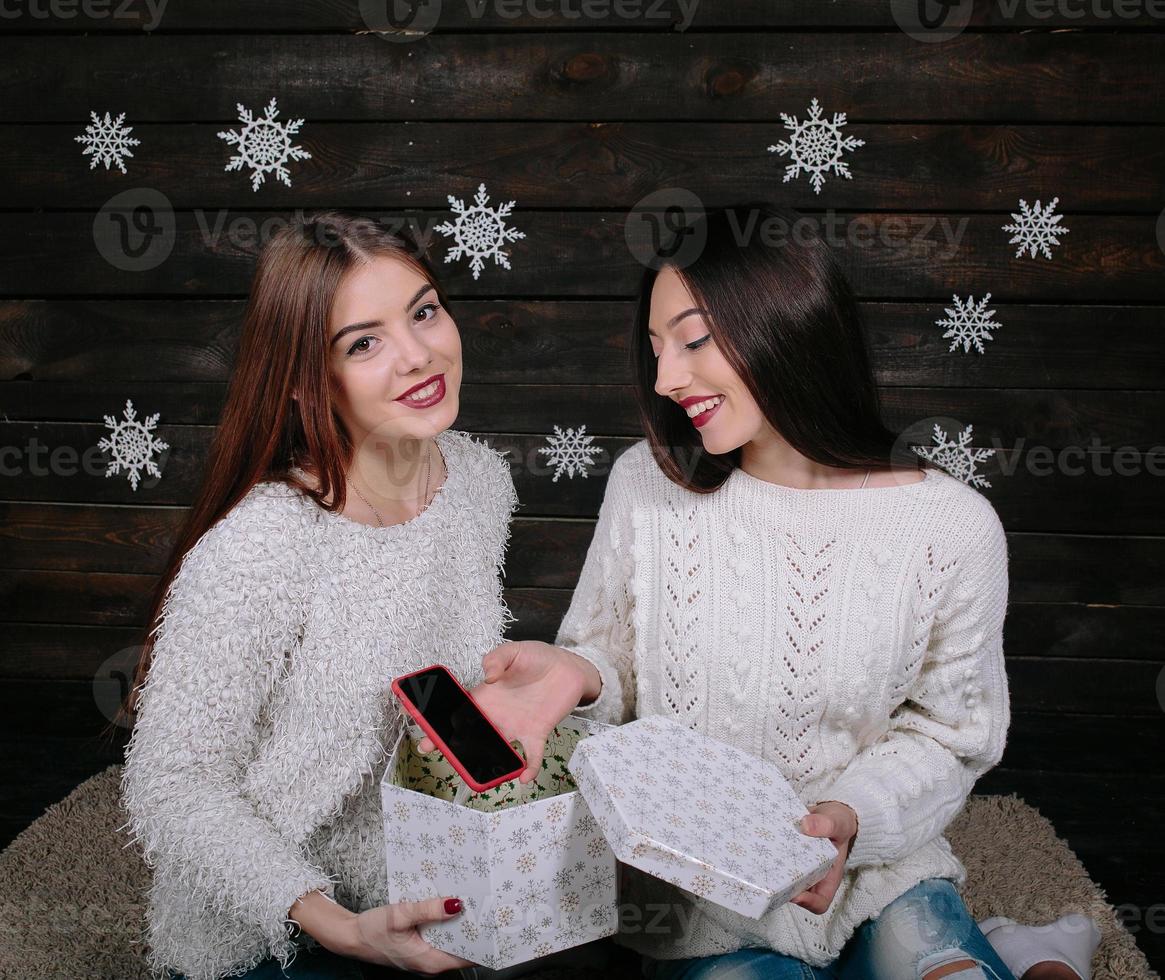 twee jong meisjes Holding vakantie Cadeau foto