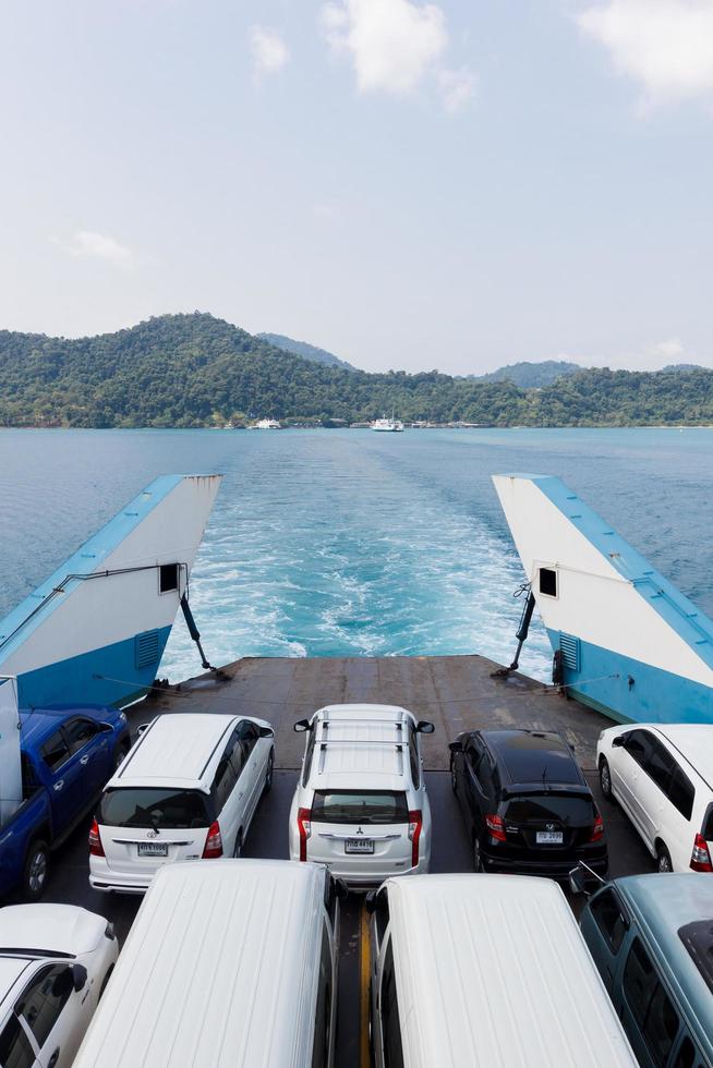 traktaat, thailand-april 14,2022 de veerboot Bij de pier transporten meerdere auto's aan de overkant de kust naar koh veranderen. foto