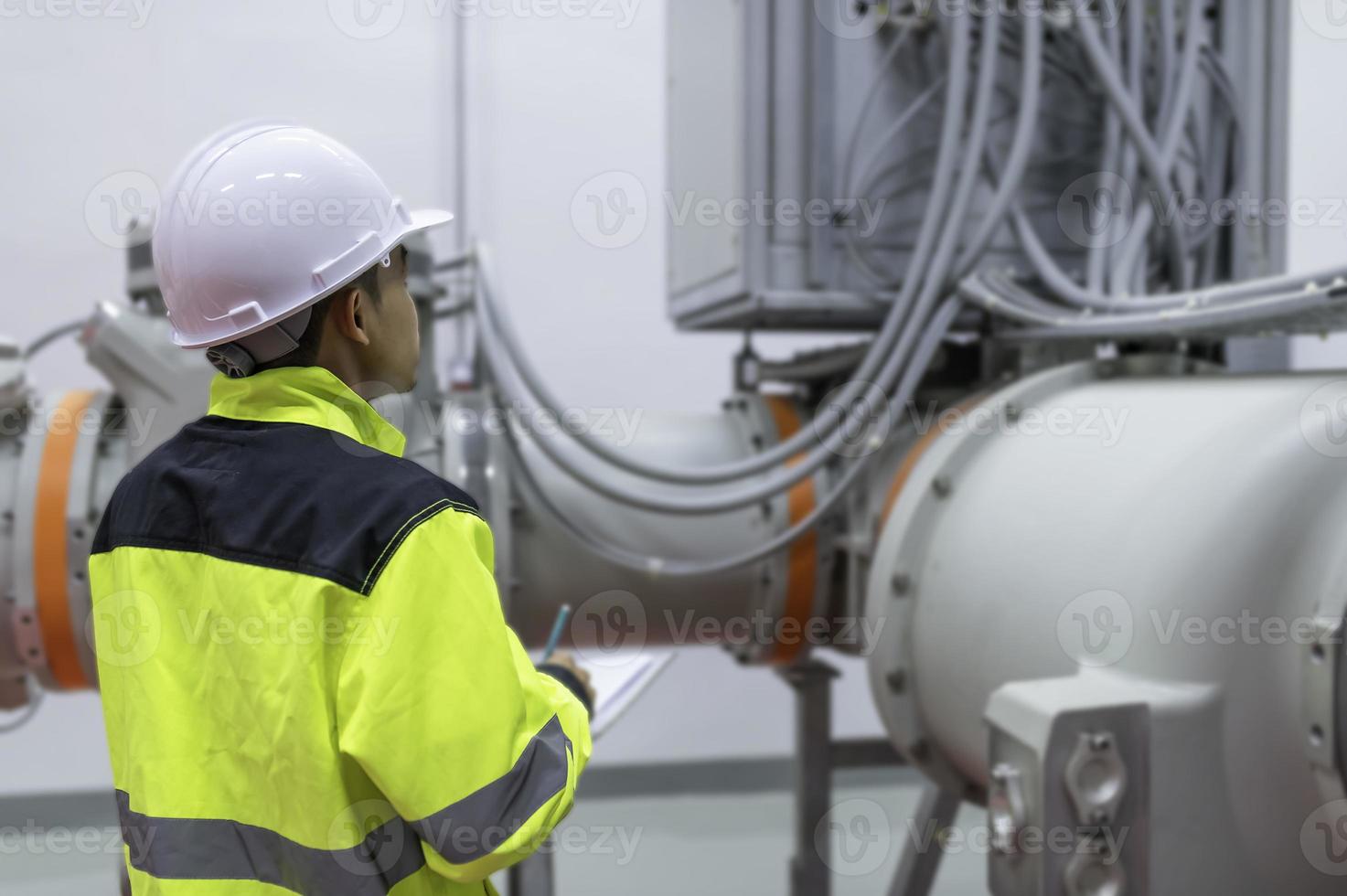 elektrisch ingenieur Mens controle Spanning Bij de macht distributie kabinet in de controle kamer, preventief onderhoud jaarlijks, thailand elektricien werken Bij bedrijf foto