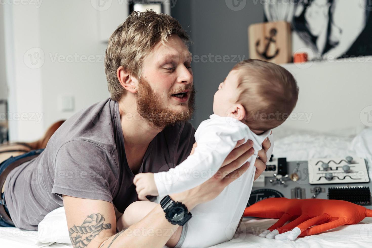 vader en weinig zoon in de slaapkamer foto