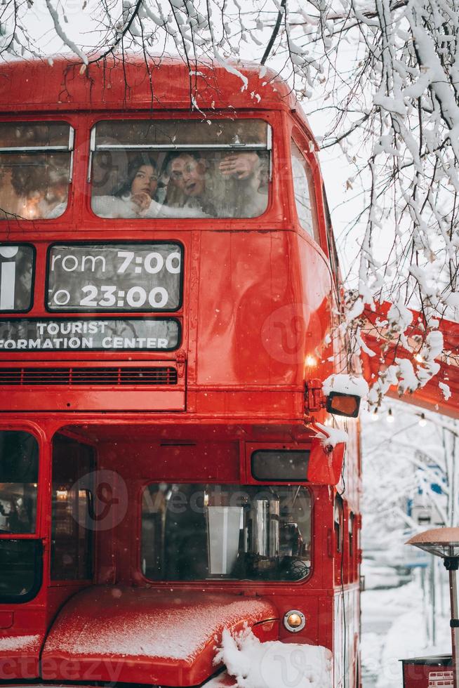 liefhebbend jong paar hebben pret in de rood bus foto