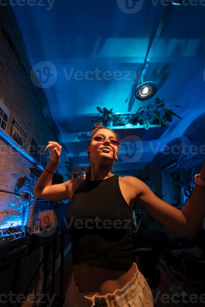 mooi vrouw dj dansen naar techno in een klein club foto