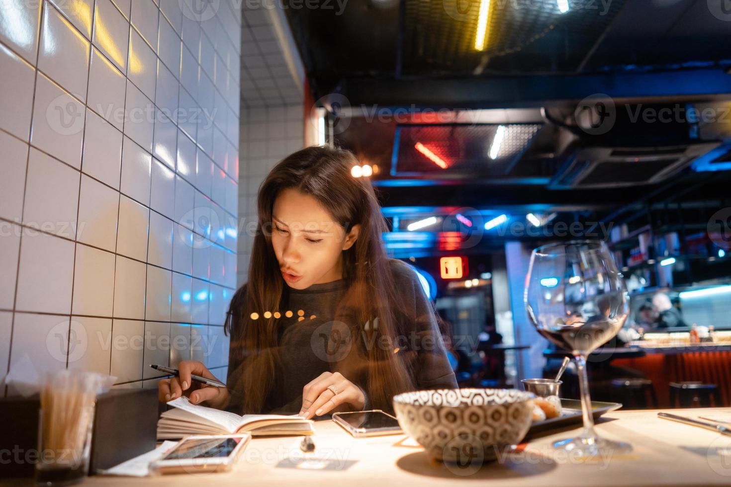 vrouw werken Bij een cafe in de avond foto
