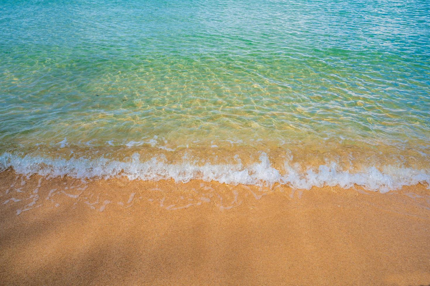 Doorzichtig zee en blauw lucht Bij nang RAM strand en nang rong strand, sattahi, chonburi, Thailand foto