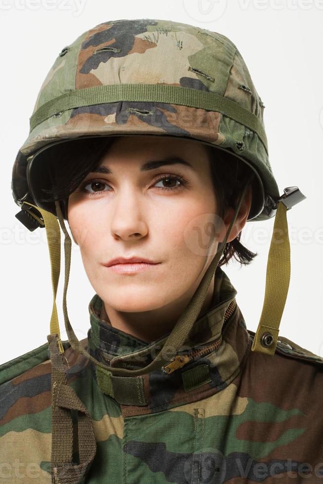 portret van een vrouwelijke soldaat foto