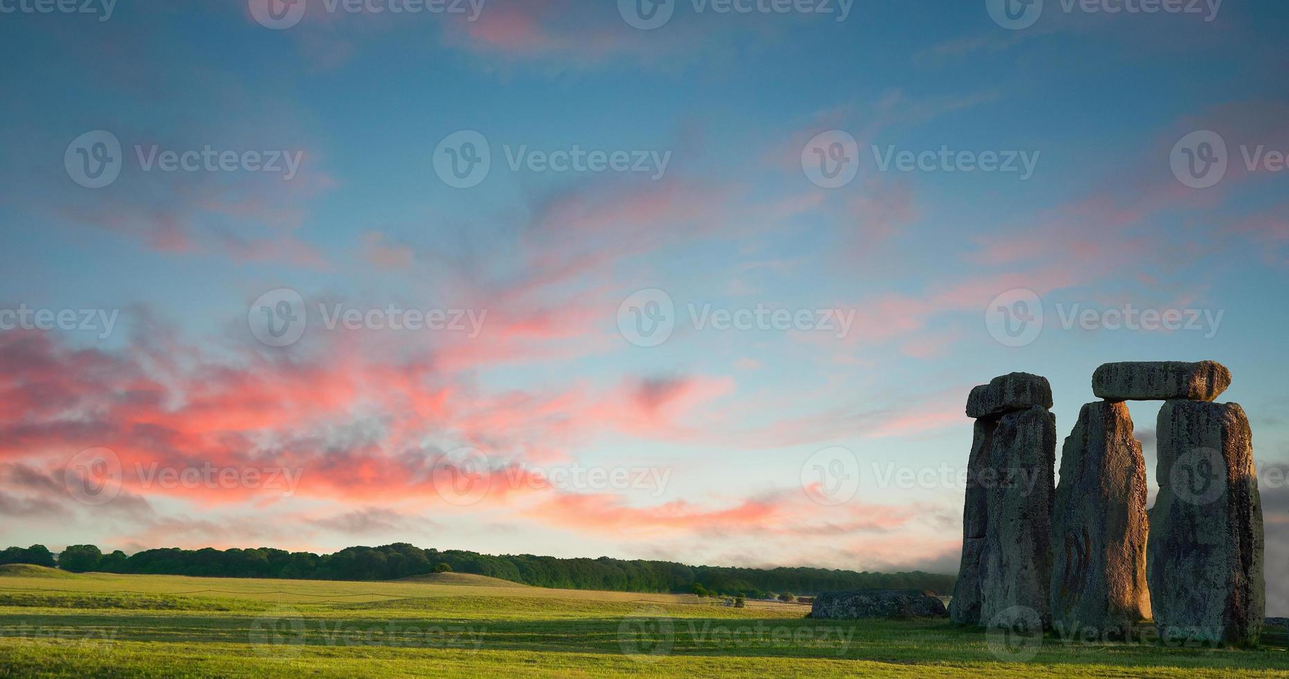stonehenge tegen paars blauwe hemel, wiltshire, Engeland foto