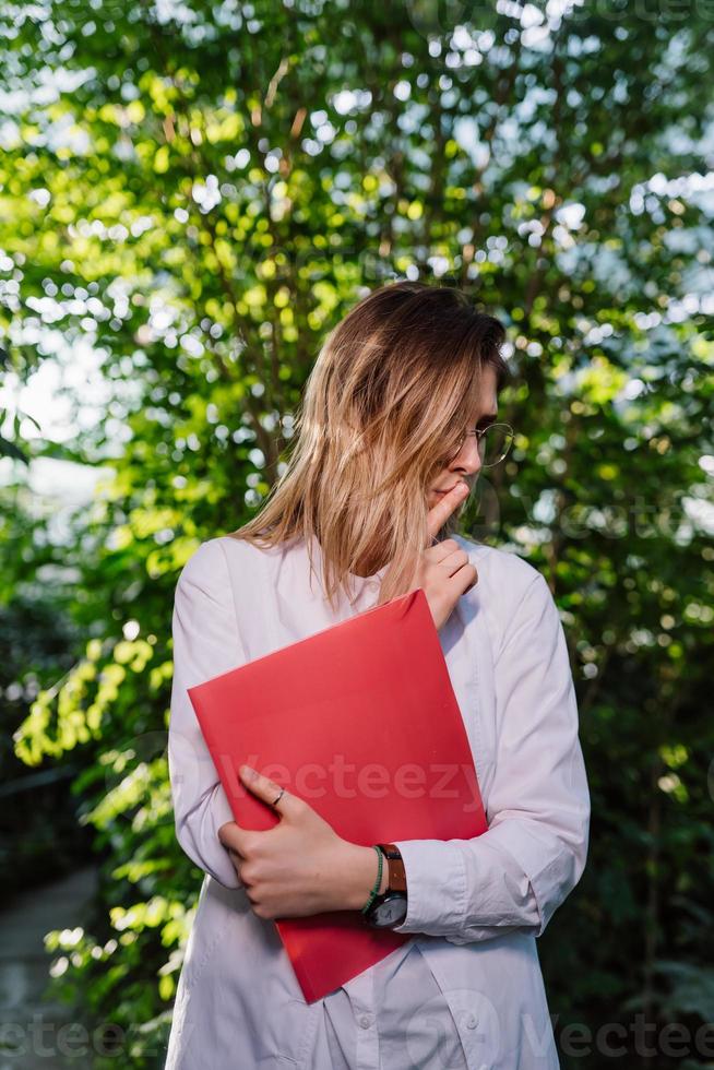 jong vrouw agrarisch ingenieur werken in serre. foto