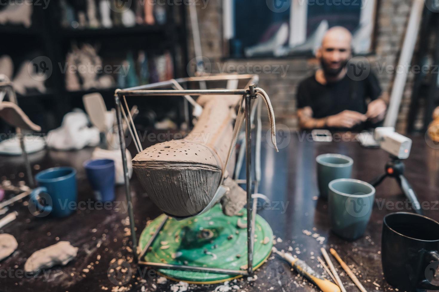 klei walvis Aan een staan in een pottenbakkerij werkplaats foto