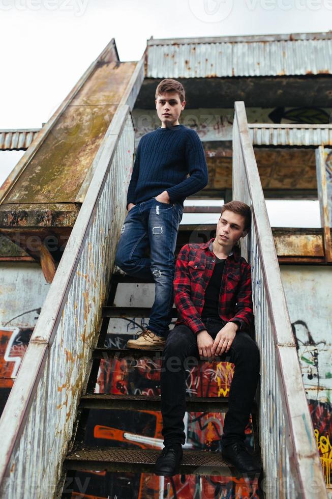 twee jongens staan in een verlaten gebouw foto