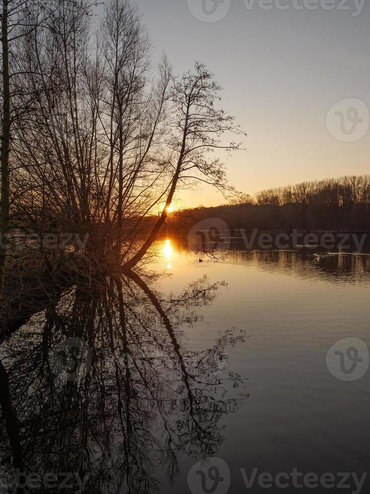 zonsondergang Bij een Duitse meer foto