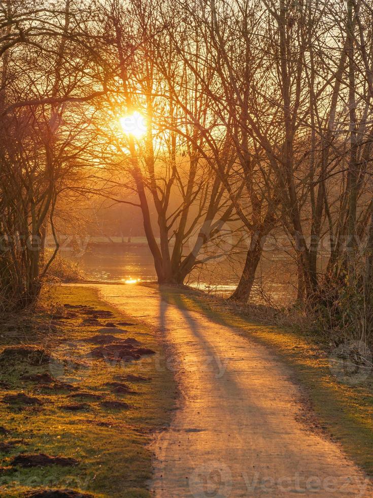 zonsondergang Bij een Duitse meer foto