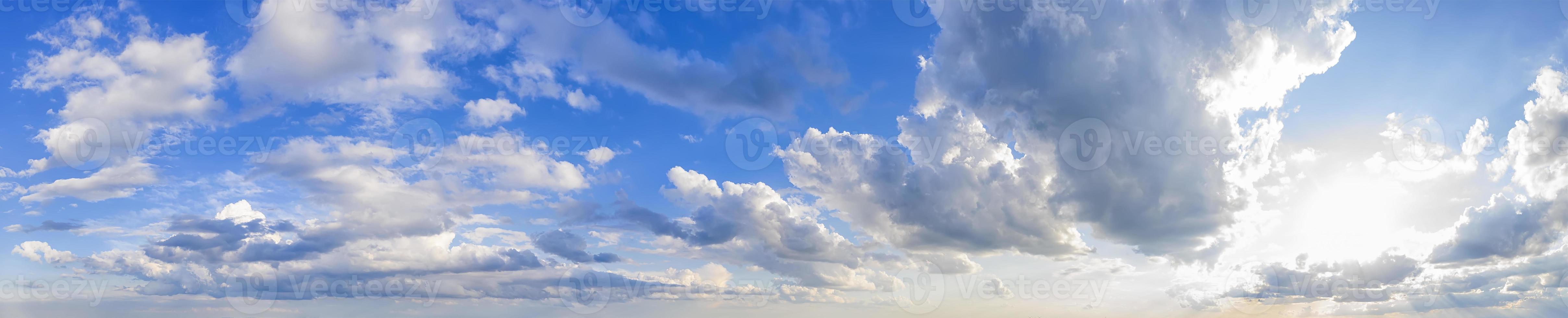 panoramisch visie van blauw lucht met wolken en zon. foto