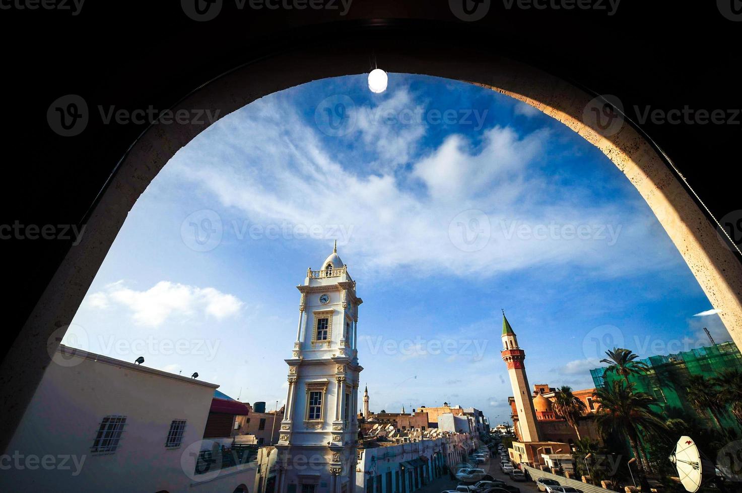 Italiaanse klokkentoren in de medina van tripoli / Libië foto