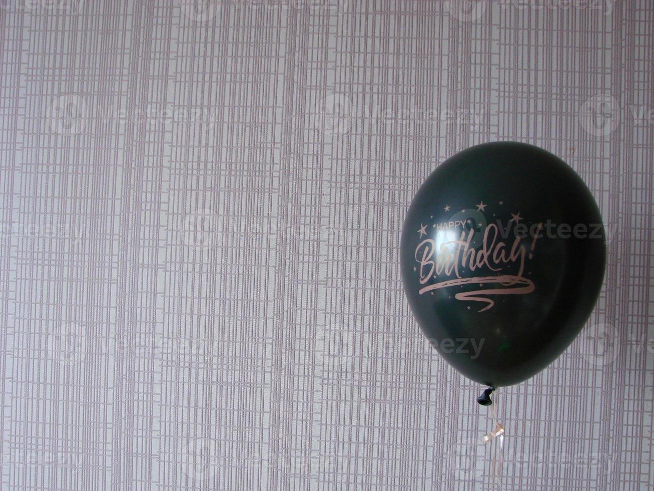 zwart ballon met woorden gelukkig verjaardag Aan geel achtergrond, ruimte voor tekst foto