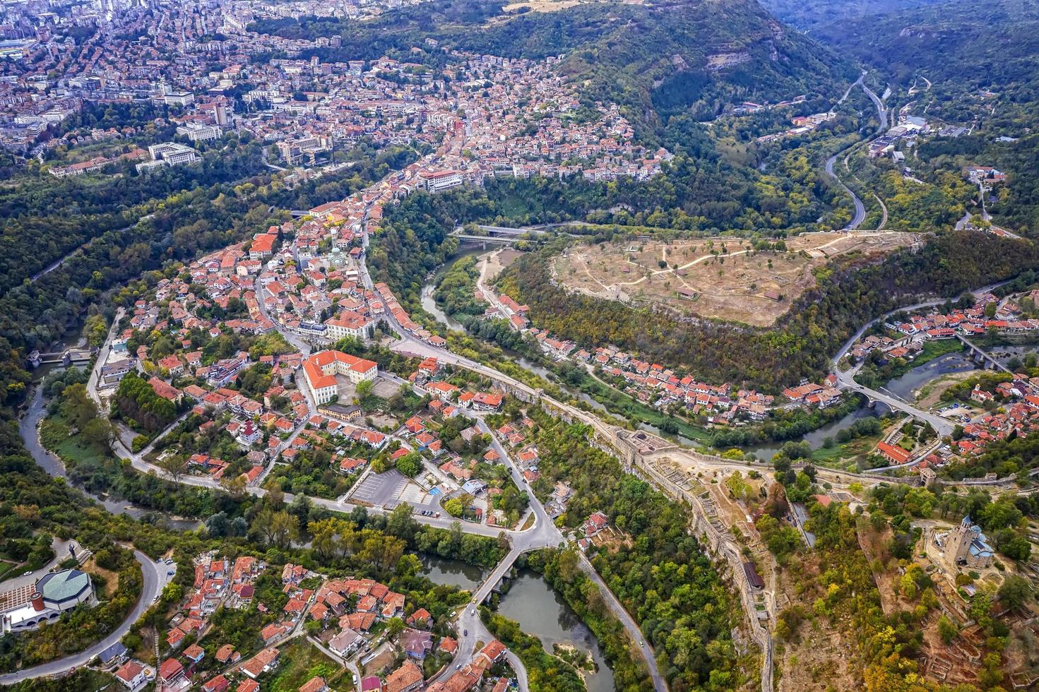 antenne visie van dar van de stad en curves van rivier- yantra, veliko tarnovo, bulgarije foto