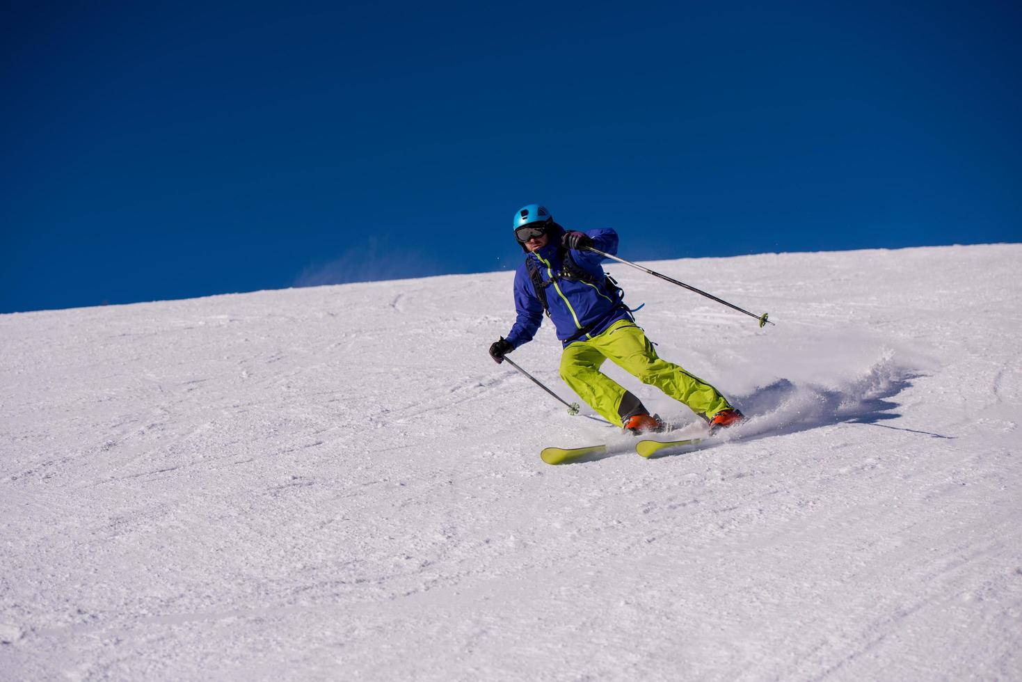 skiër die plezier heeft tijdens het bergaf rennen foto