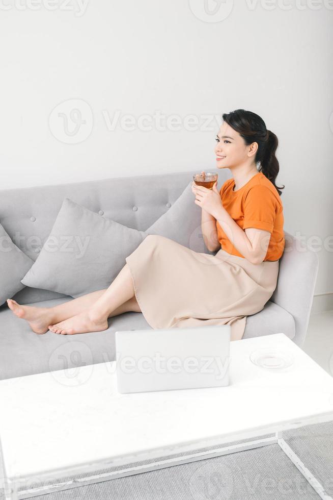 vrouw drinken koffie Aan sofa foto