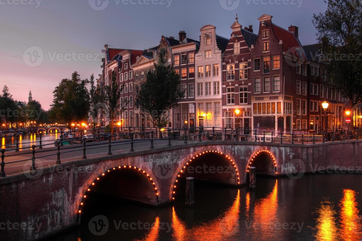 Amsterdamse gracht bij avondschemering, Nederland foto