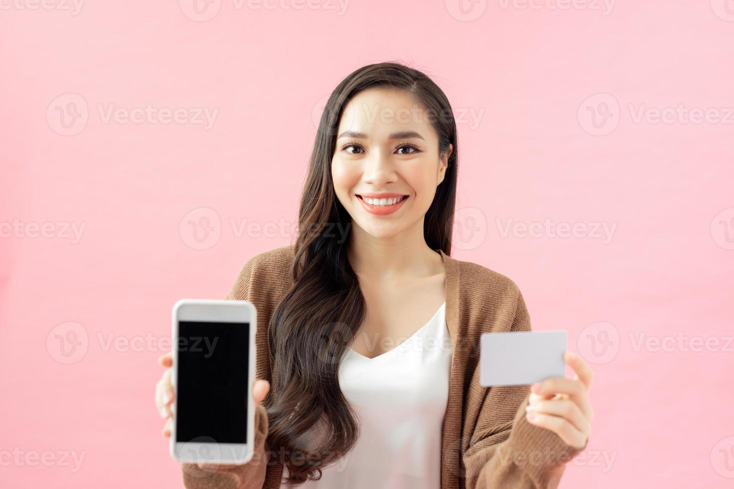 e-commerce, boodschappen doen en levensstijl concept. Aziatisch meisje gevonden geweldig toepassing voor online winkelen, bestellen volgen, Holding mobiel telefoon, tonen scherm en credit kaart foto