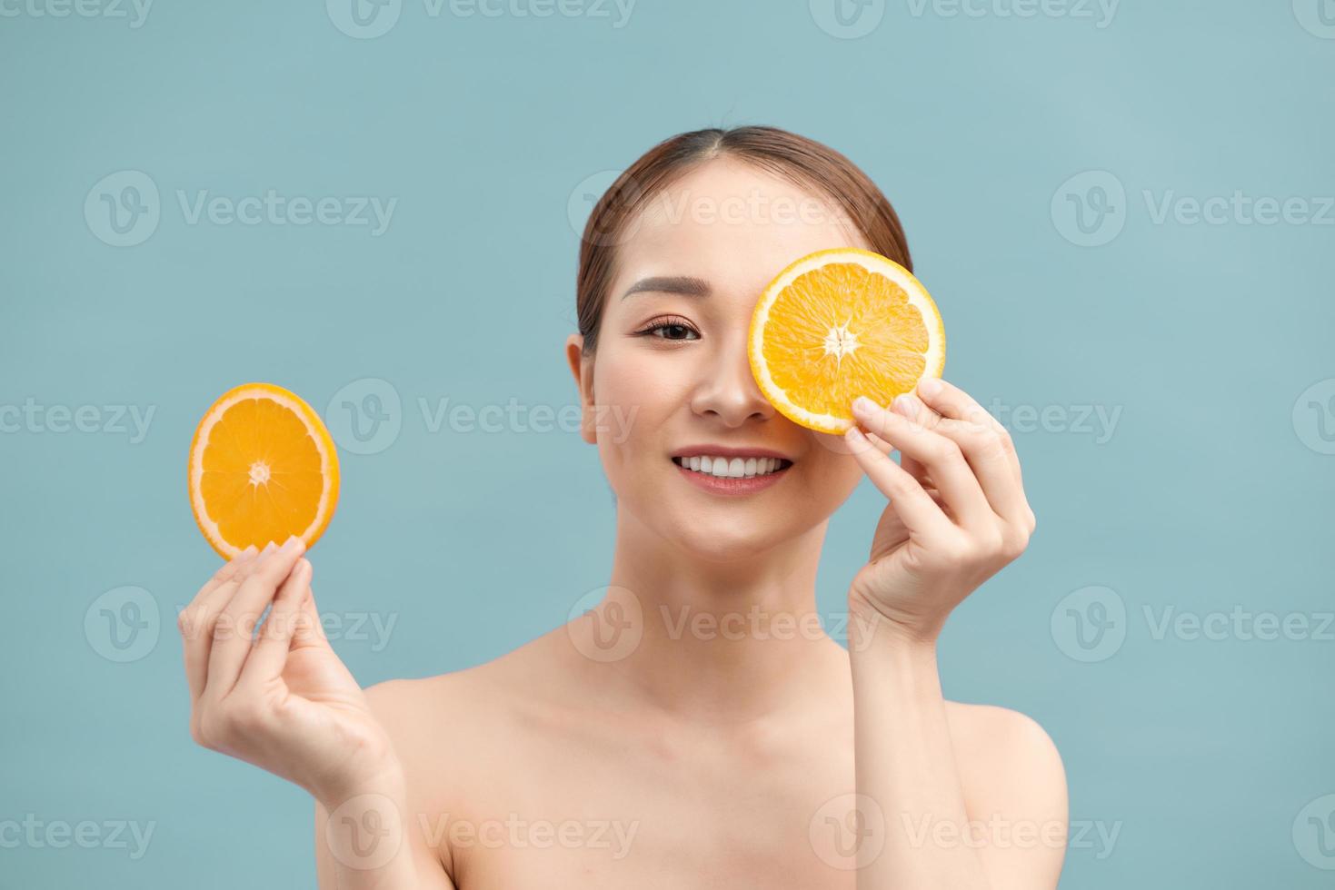 mooi charmant blij aantrekkelijk vrolijk grappig grappig positief naakt natuurlijk zuiver meisje hebben twee stukken van oranje, sluitend een oog foto