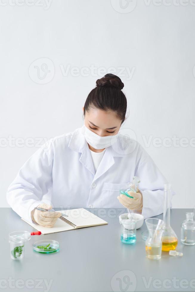 de wetenschapper, dermatoloog formuleren biologisch natuurlijk kunstmatig Product in de laboratorium foto