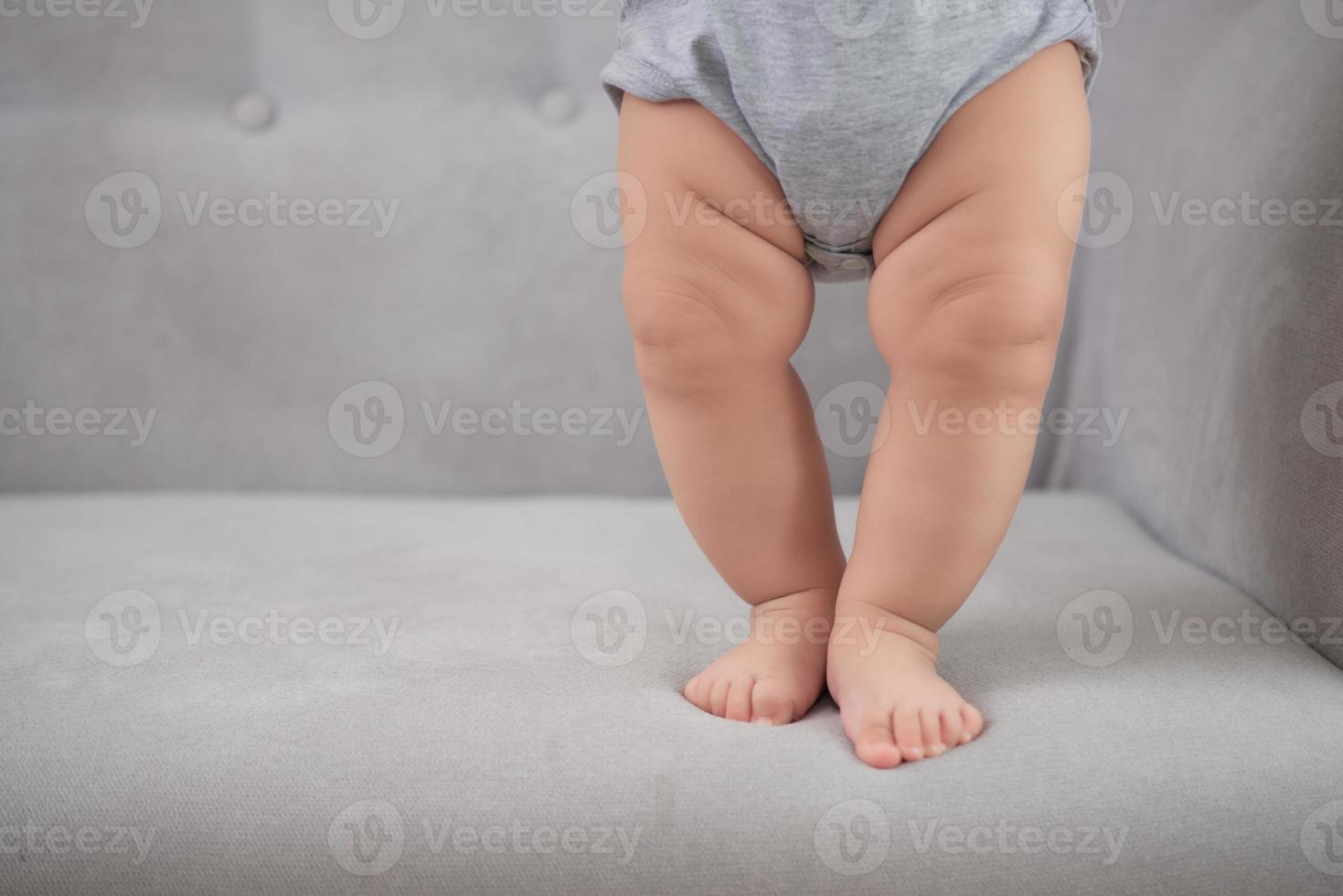 baby voeten aan het doen de eerste stappen foto