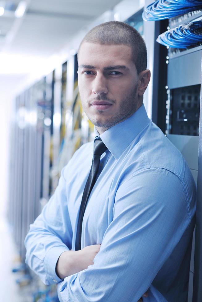 jong het ingenieur in datacenter server kamer foto