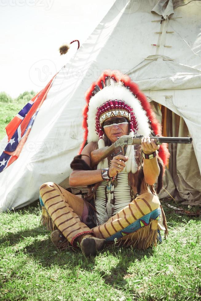 Noord-Amerikaanse indiaan in volle jurk foto