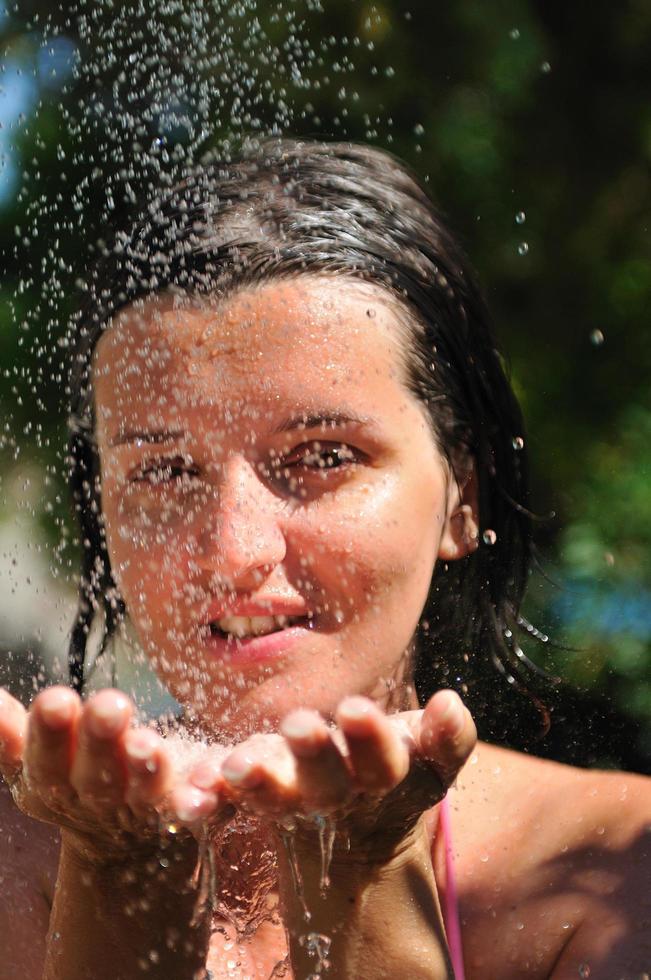 jong mooi vrouw ontspannende onder douche foto