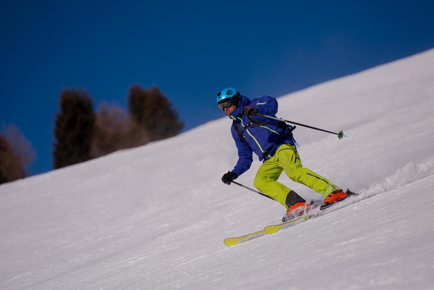 skiër die plezier heeft tijdens het bergaf rennen foto