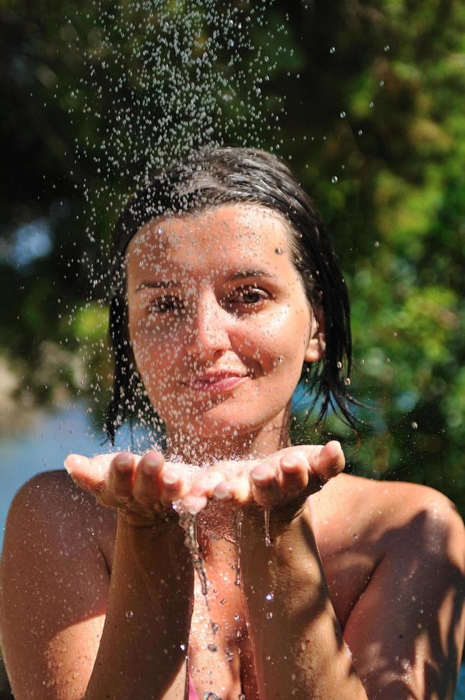 jong mooi vrouw ontspannende onder douche foto