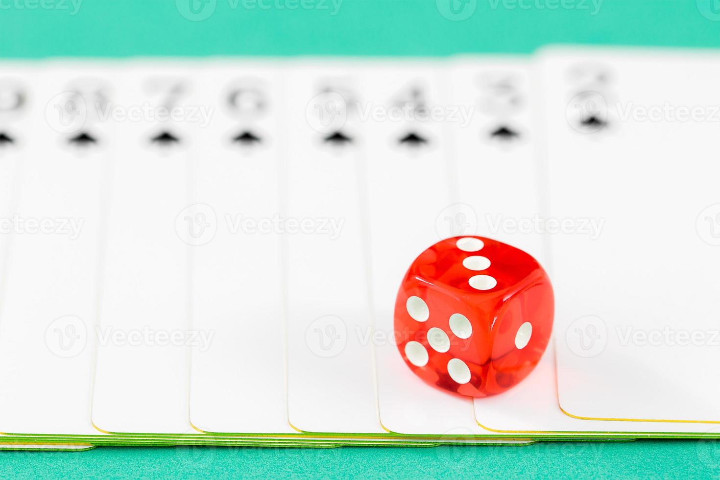 dobbelstenen en kaarten op groene casinotafel foto