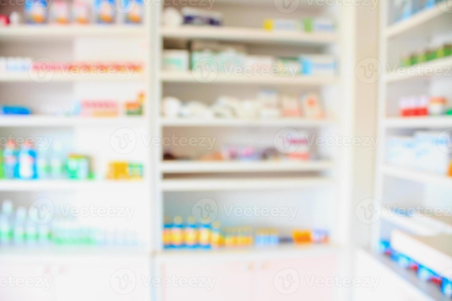 apotheekplanken gevuld met medicatie wazige achtergrond foto