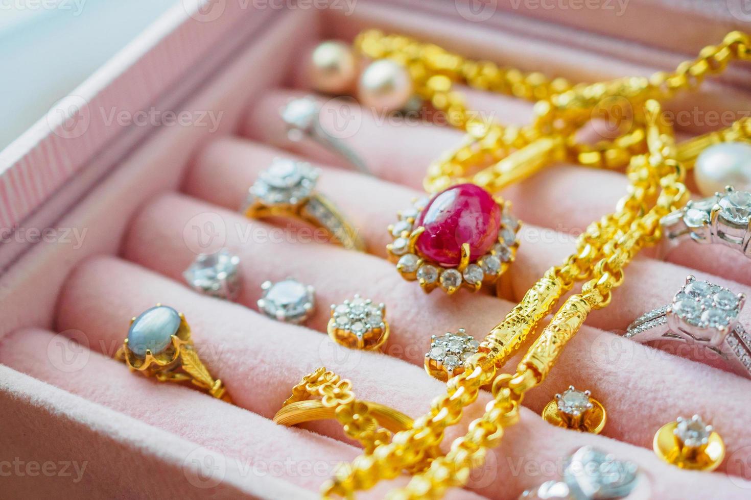 goud en zilver diamant edelsteen saffier ring kettingen en parel oorbellen in luxe sieraden doos foto