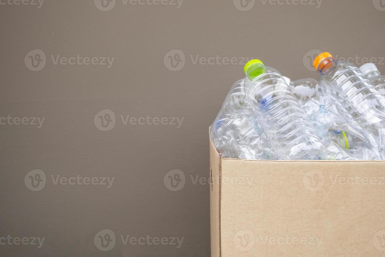 plastic flessen in bruin recycle vuilnis doos foto