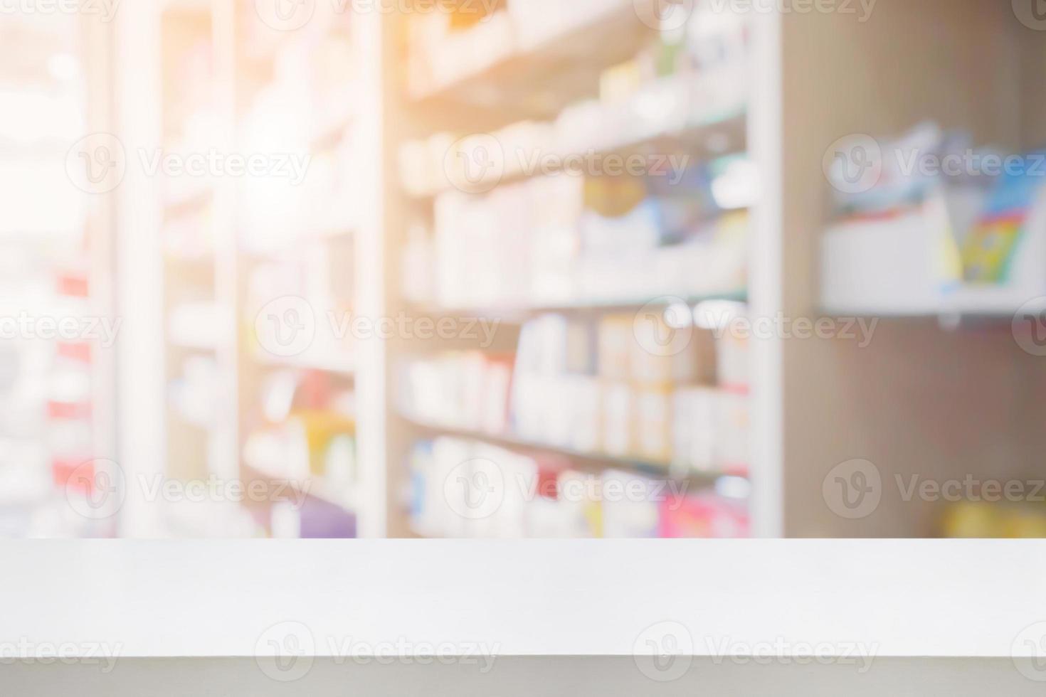 witte tafel teller in apotheek winkel interieur met medicijnen op medische planken achtergrond wazig foto