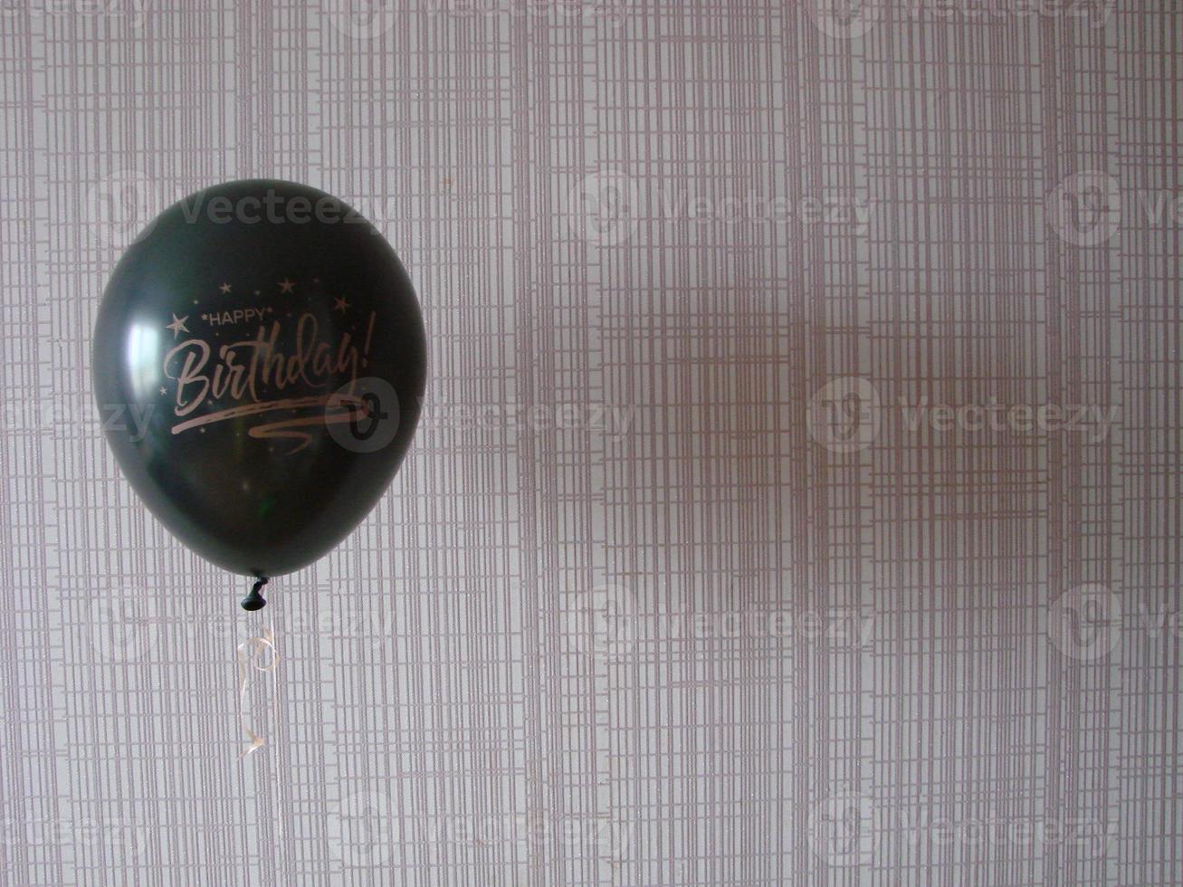 zwart ballon met woorden gelukkig verjaardag Aan geel achtergrond, ruimte voor tekst foto