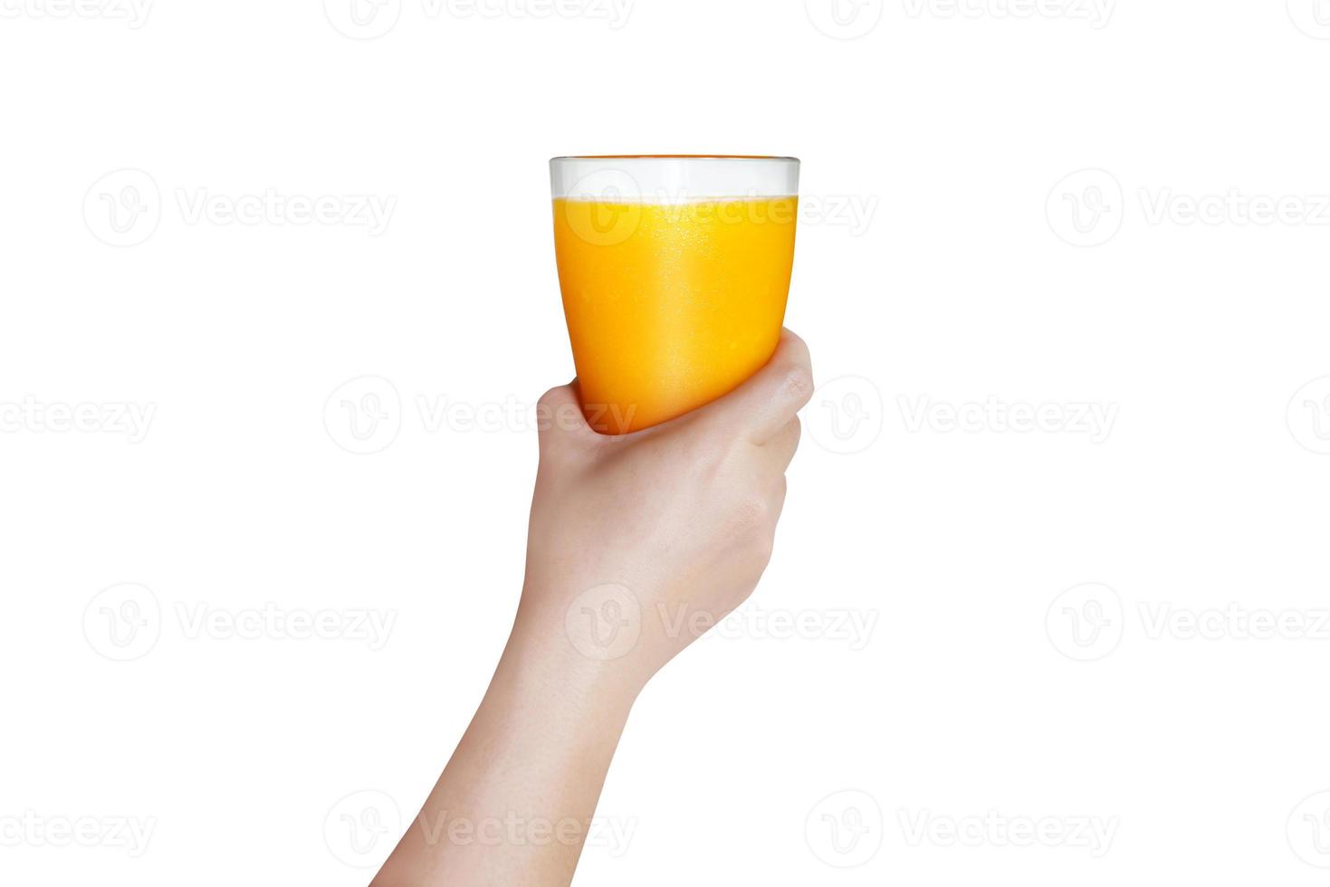 vrouw hand- Holding een glas van oranje sap met wit achtergrond de concept van vers geperst oranje sap bevat vitamine c voor Gezondheid een uitkering. foto