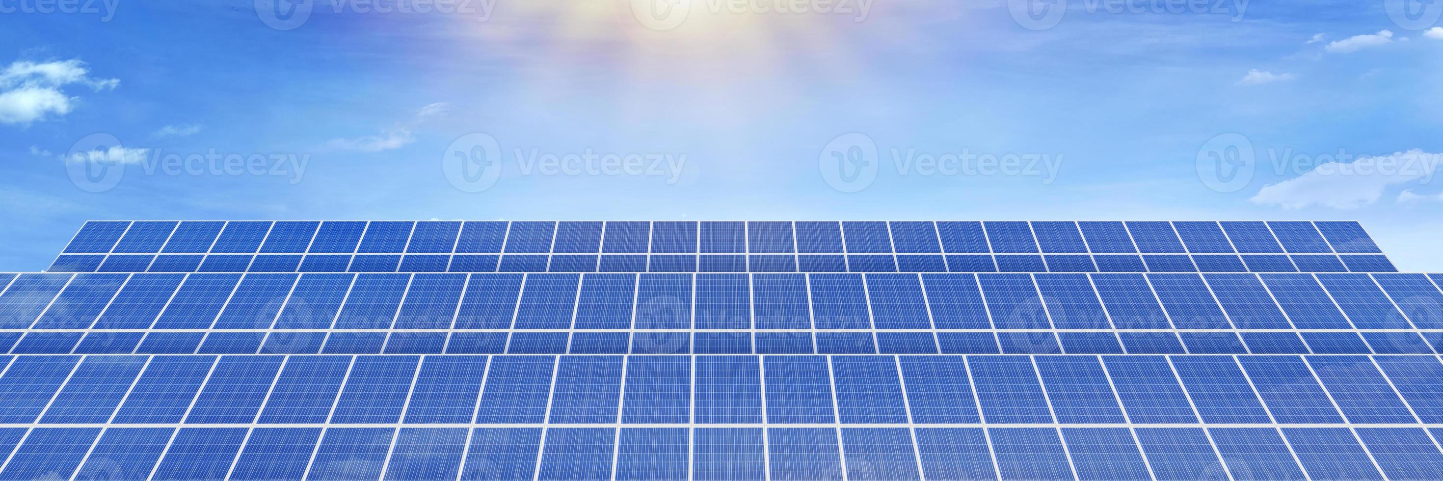 zonne- panelen en blauw lucht, zonne- panelen, zonne- generator systemen. schoon technologie voor een beter toekomst. foto