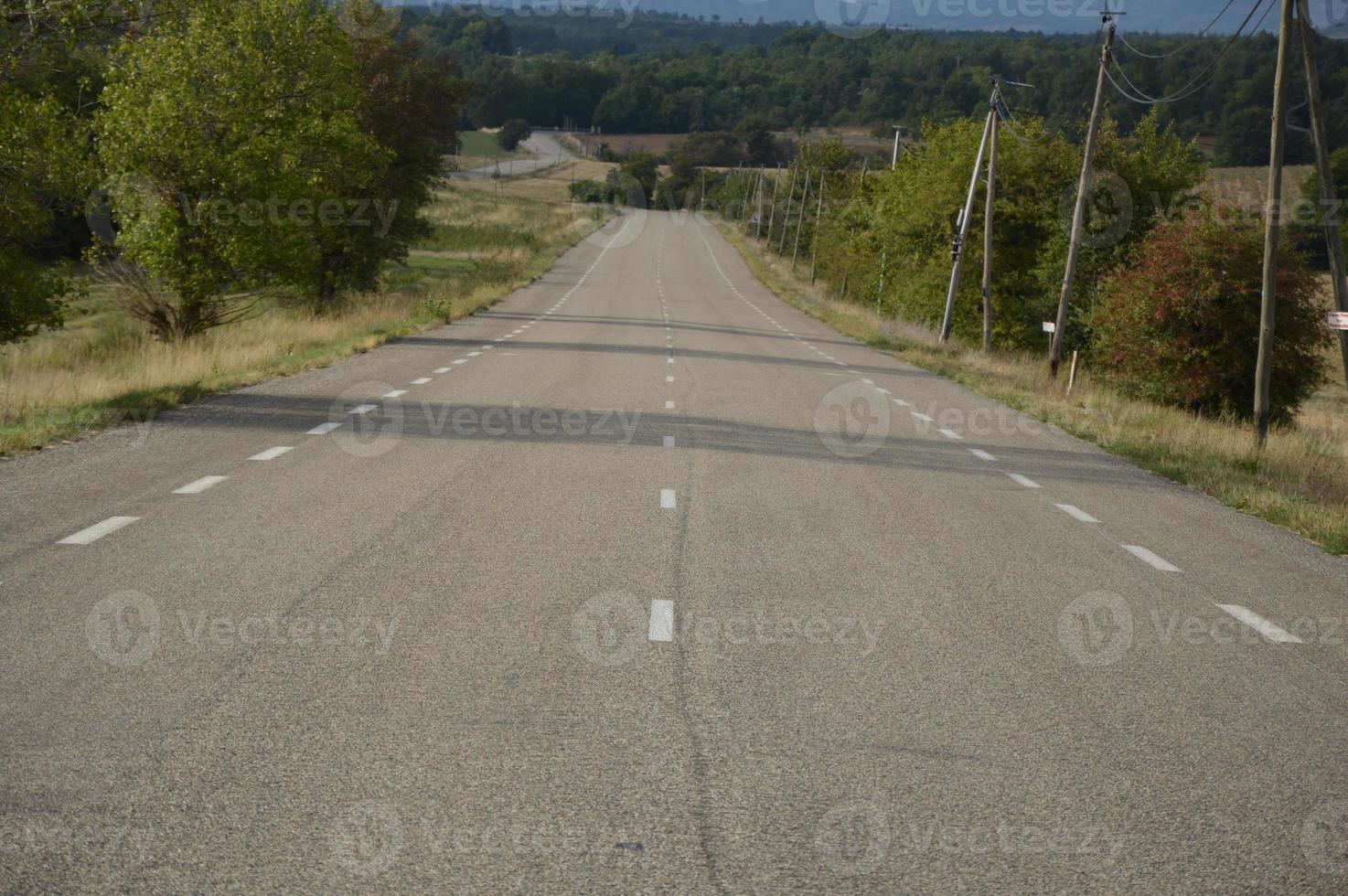 lang asfalt weg in de platteland, Frankrijk foto