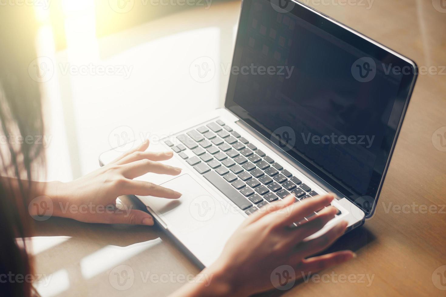 bijgesneden afbeelding van een vrouw die op laptop werkt foto